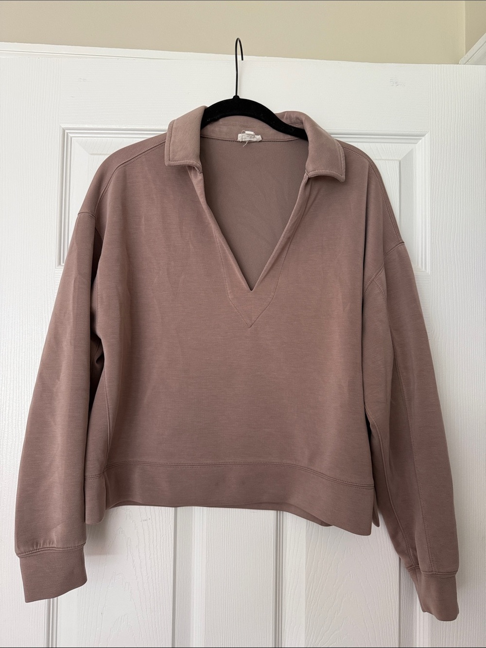 Cella Jane x Splendid - Relaxed V-Neck Collared Sweatshirt - Mauve Size XS